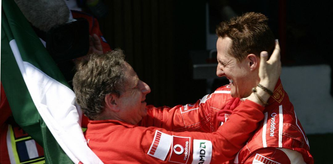 Jean Todt y Michael Schumacher se felicitan al termino de una carrera