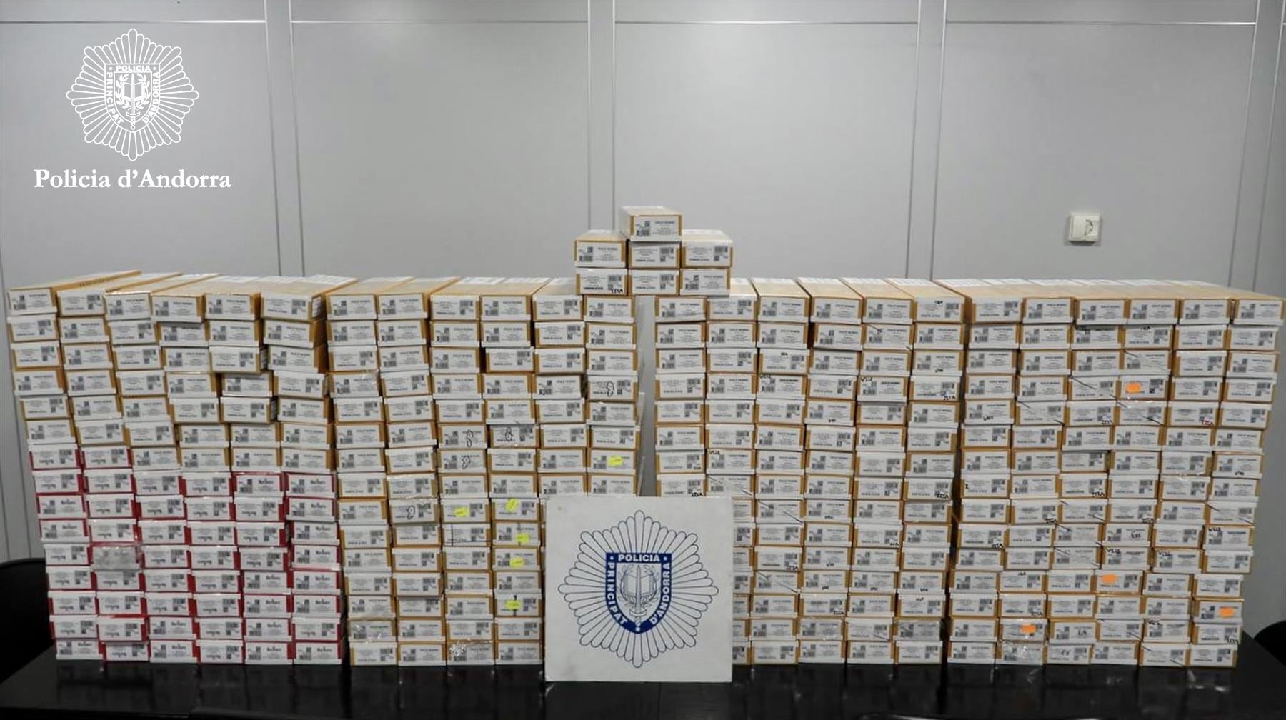 Els paquets de tabac incautats per la policia.