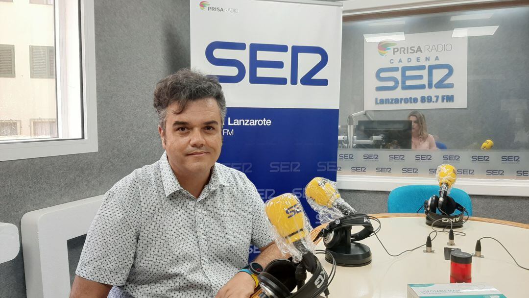 El coordinador de Nueva Canarias en Lanzarote, Armando Santana, en los estudios de SER Lanzarote.