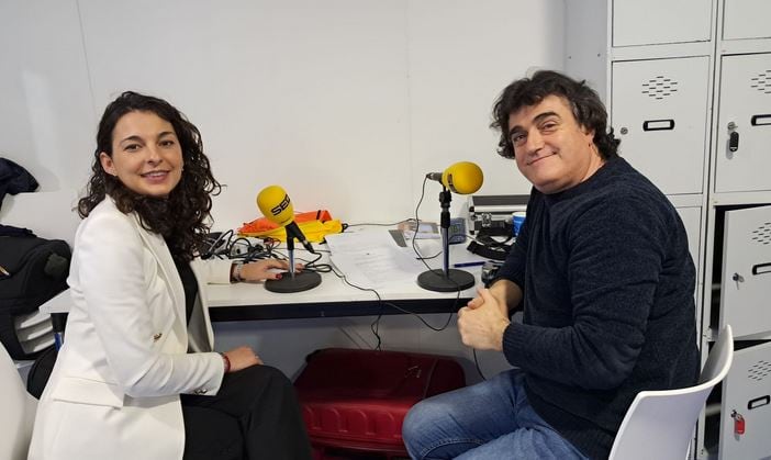 Paloma Jiménez, alcaldesa de Saelices (izq.) junto a Paco Auñón, director y presentador de Hoy por Hoy Cuenca.