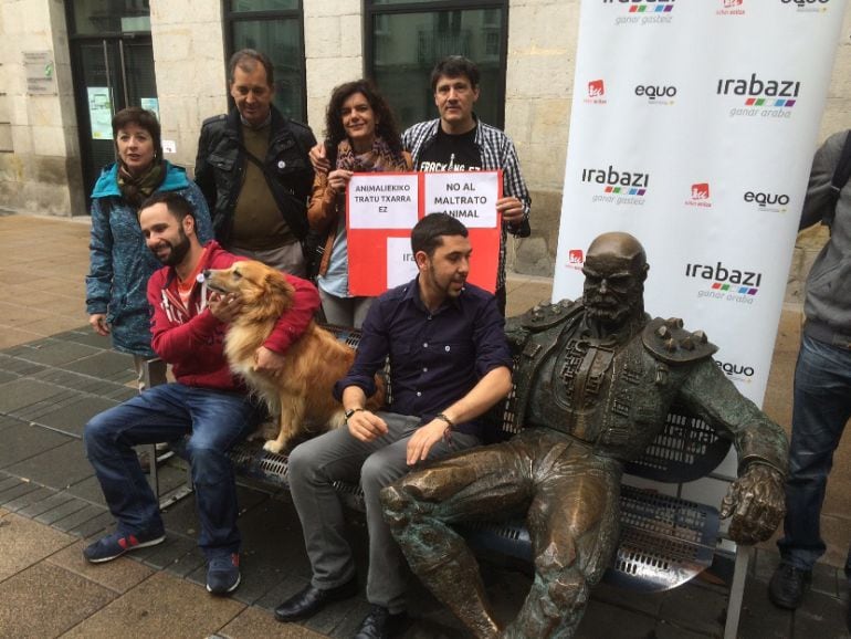 Miembros de Irabazi junto al torero de la calle Dato y contra el maltrato animal