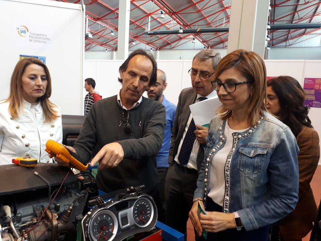 Las autoridades visitan uno de los stands