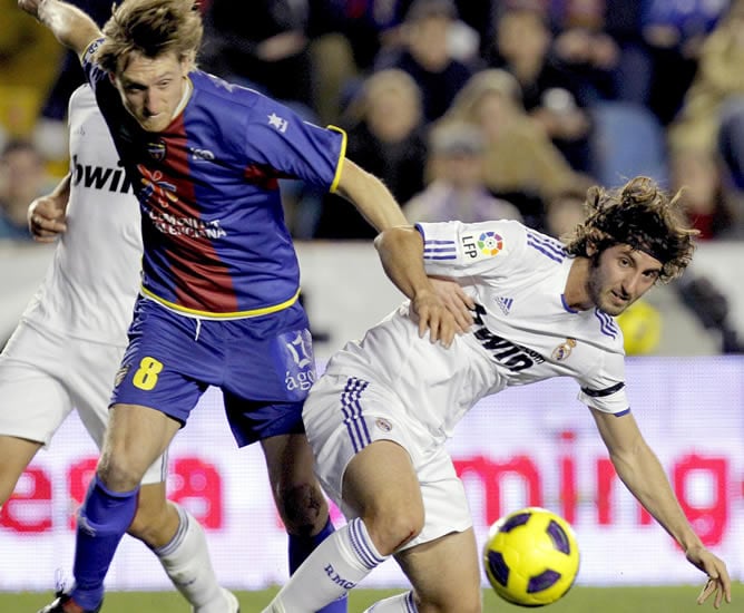 El centrocampista del Real Madrid Esteban Granero protege el balón ante el jugador del Levante Gorka Larrea