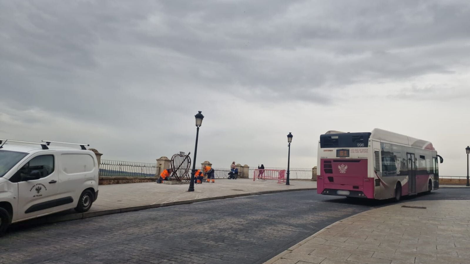 Los técnicos del Ayuntamiento de Toledo trabajando en la instalación de la estructura para los candados del amor