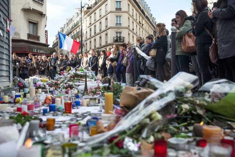 Numerosas personas guardan un minuto de silencio como homenaje a las víctimas de los atentados de noviembre en París