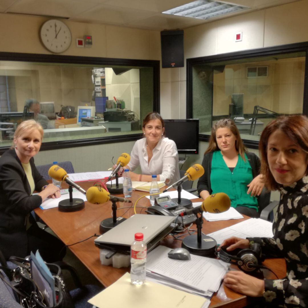 Leticia García, Ana Sánchez y Lorena Hernández junto a Marichu García en los estudios de Radio Zamora