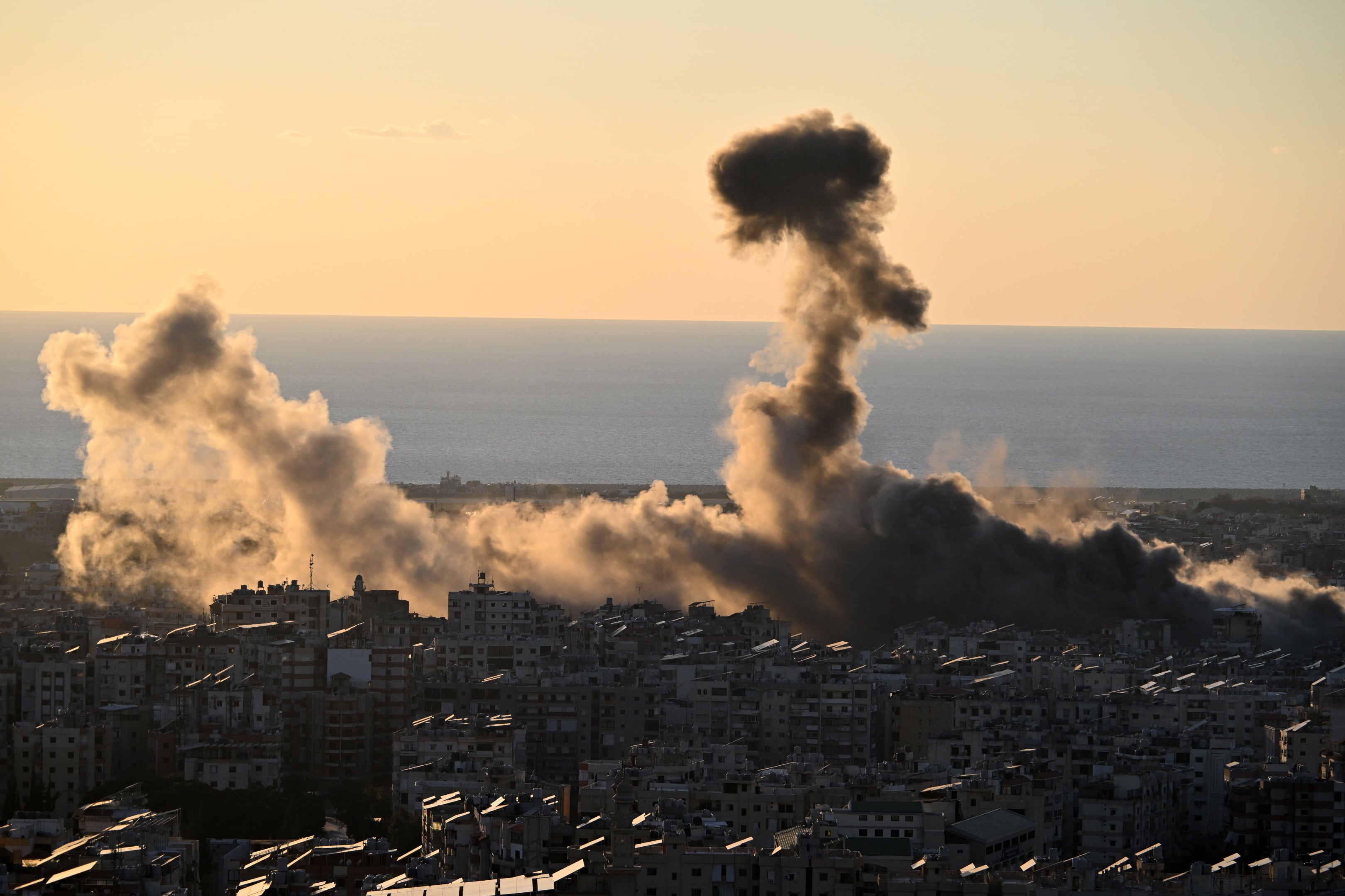 Columnas de humo se alzan tras un ataque aéreo israelí en Dahieh, un suburbio del sur de Beirut (Líbano)