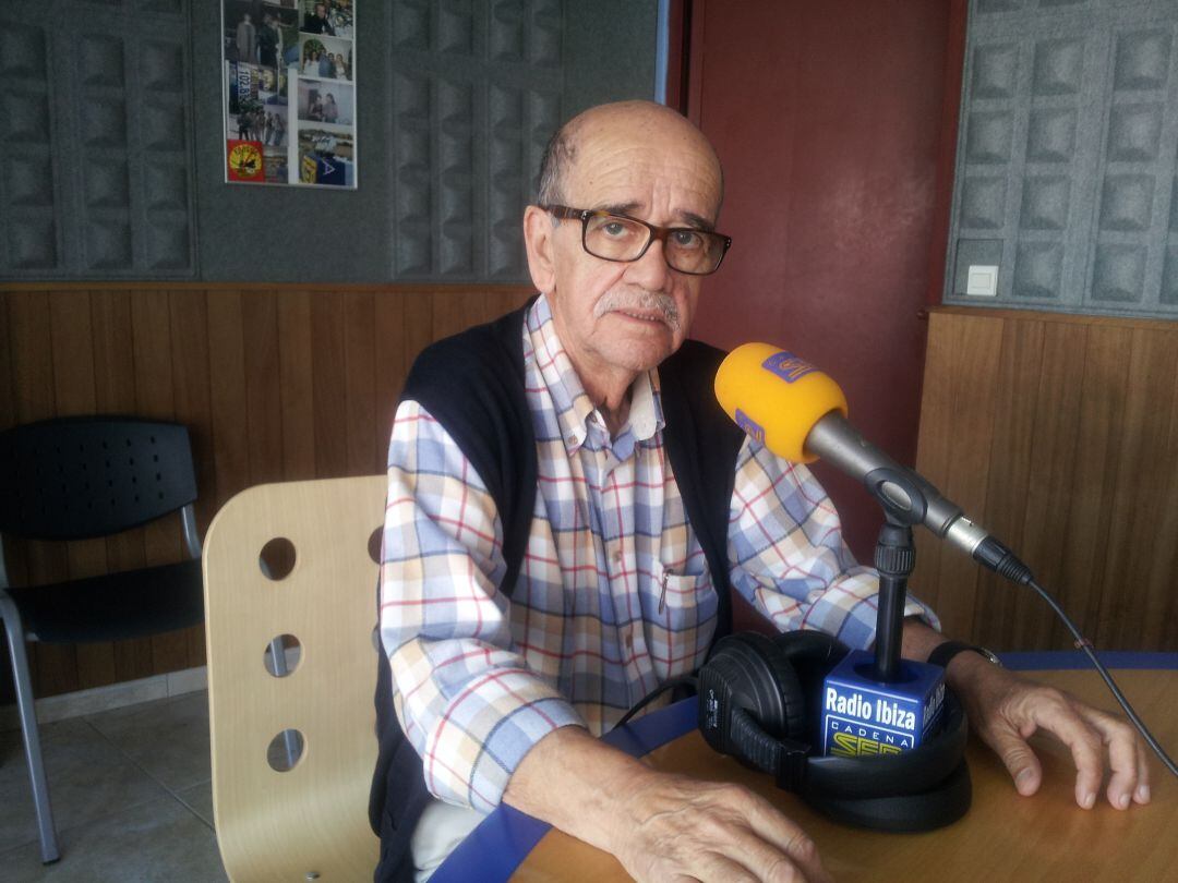 Luis Cros en una imagen de archivo en los estudios de Radio Ibiza