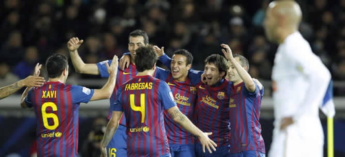 Los jugadores del Barcelona celebran el cuarto gol obra de Leo Messi