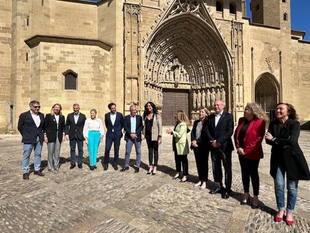 Elías Bendodo (en el centro de la imagen, entre Lorena Orduna e Isaac Claver) visita Huesca