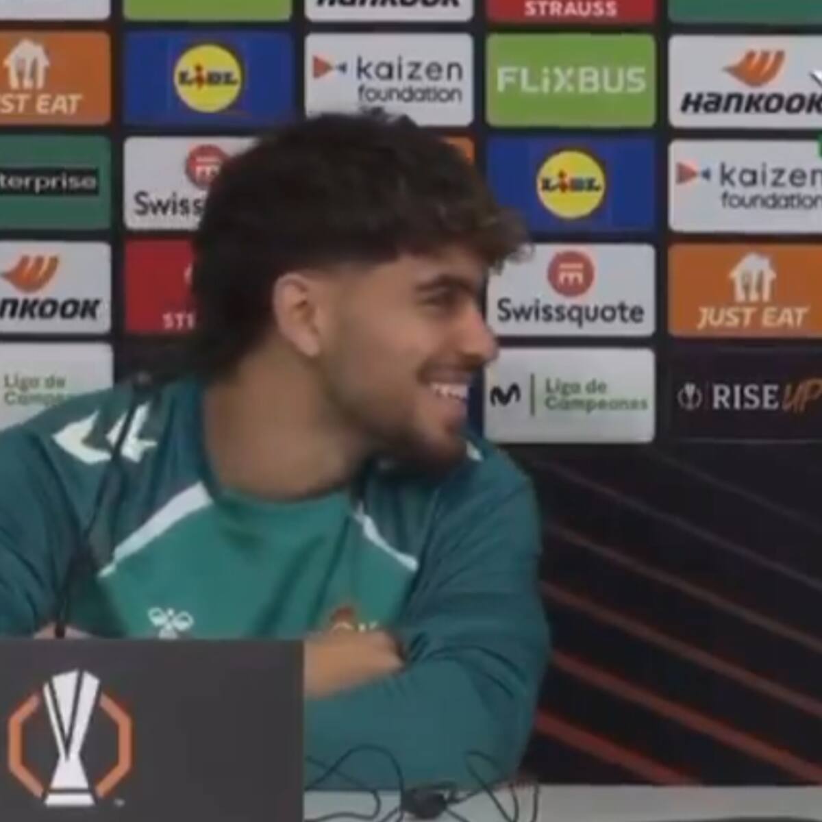 El divertido momento entre Abde y Pellegrini al hablar de su continuidad en el Betis: "A ver si me equivoqué..."