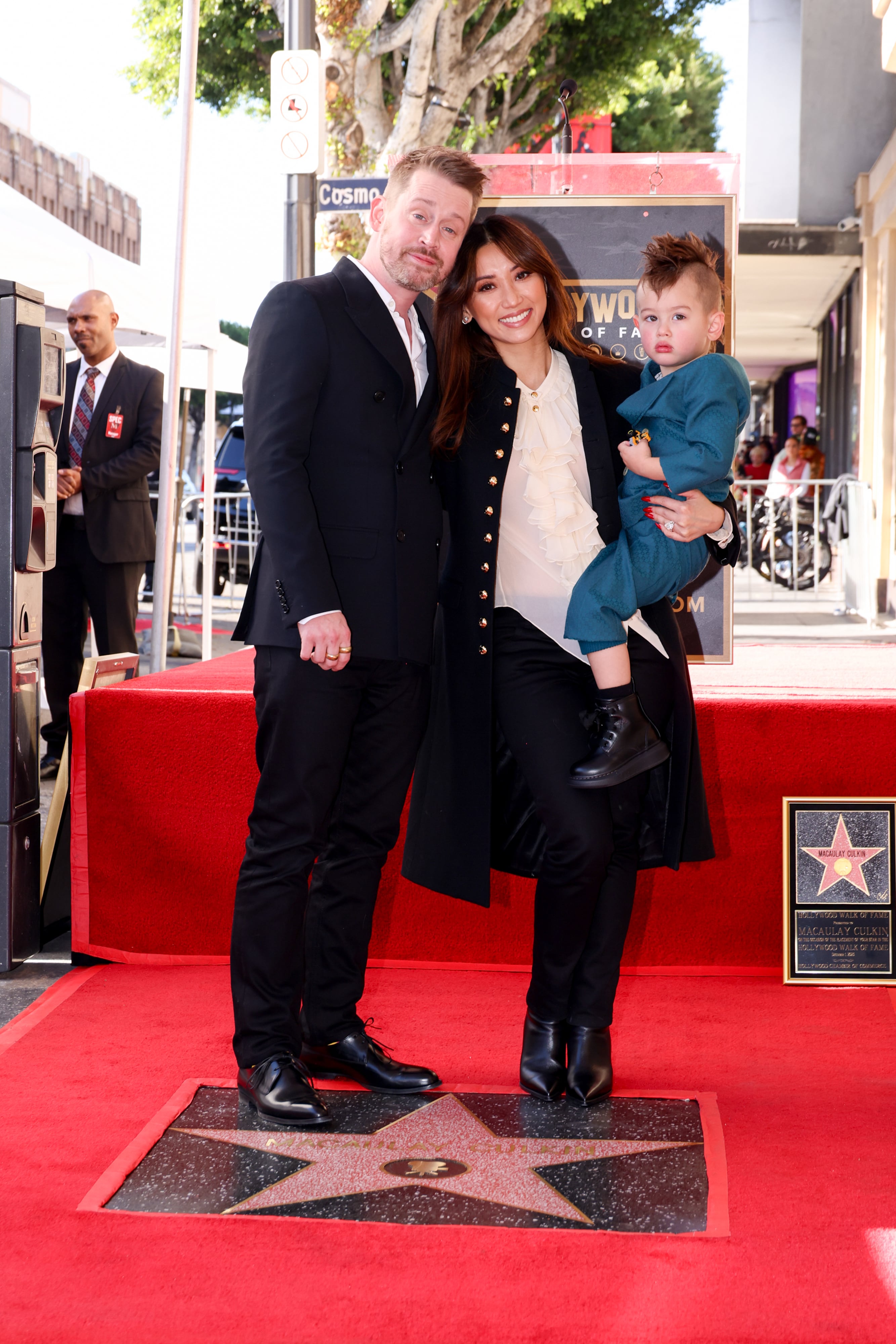 Macaulay Culkin con su pareja, Brenda Song, y el hijo común de ambos Dakota Song Culkin tras recibir la estrella en el Paseo de la Fama de Hollywood