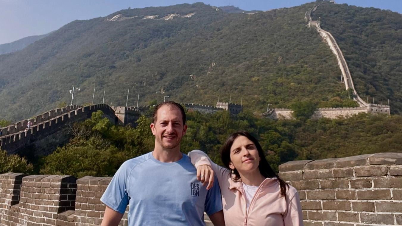 Eduardo y su esposa en la muralla china