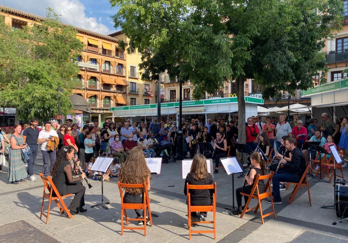 Ensemble de clarinetes y el conjunto instrumental de viento de la Escuela Municipal de Música ‘Diego Ortiz’ en la plaza de Zocodover