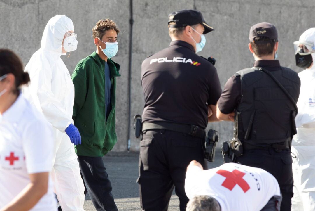 El buque de Salvamento Marítimo Salvamar Macondo ha socorrido al sur de Gran Canaria a 17 inmigrantes que se dirigían hacia la isla en una patera, de los que once son varones, cinco mujeres (una de ellas embarazada y que ha sido trasladada a un hospital) 