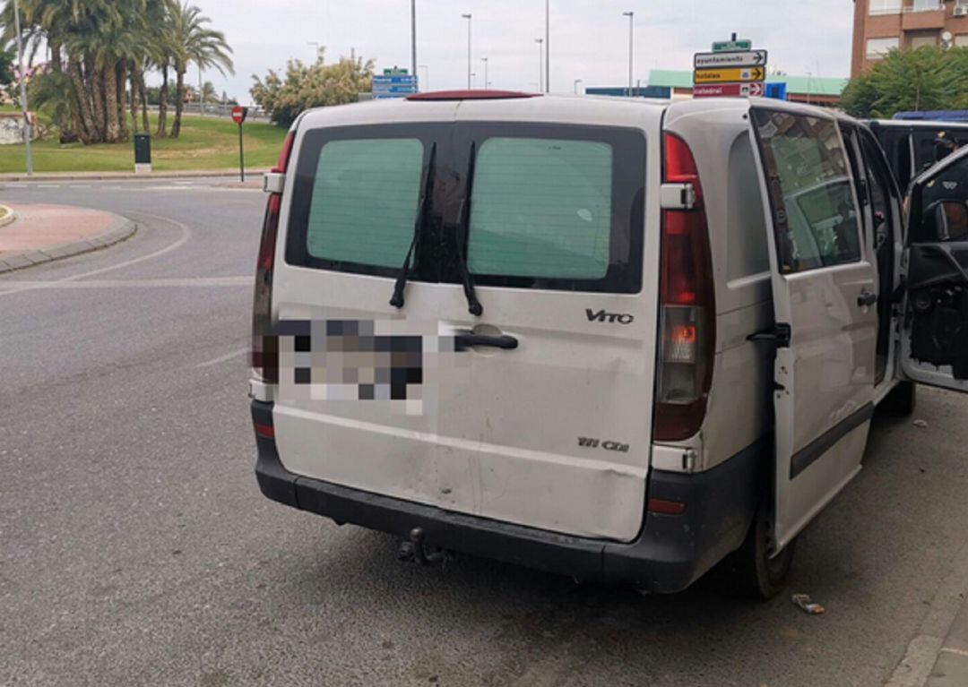 Furgoneta que transportada trabajadores sin contrato interceptada por los agentes 