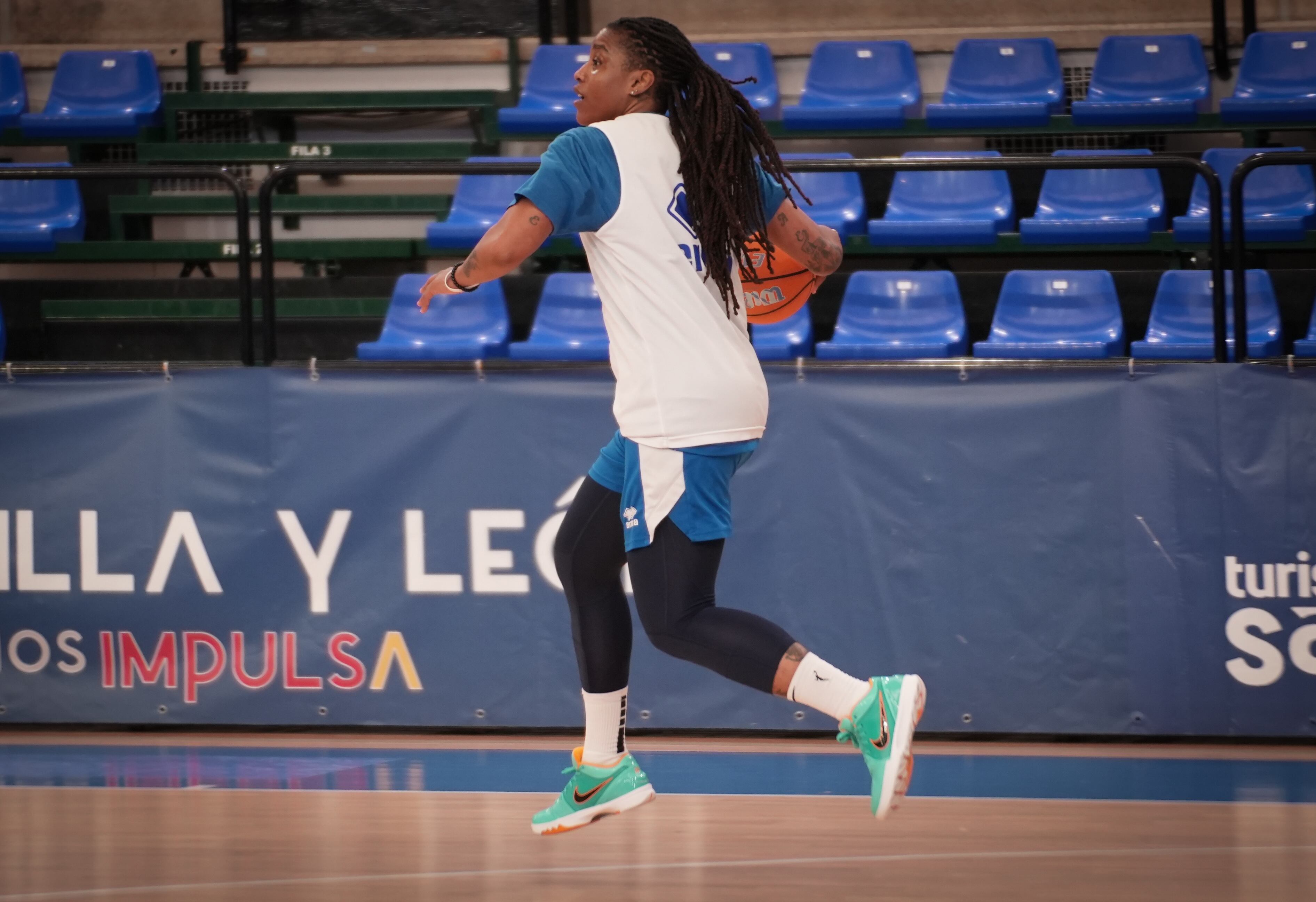 Shavonte Zellous, durante un entrenamiento de Perfumerías Avenida esta semana/CBAvenida