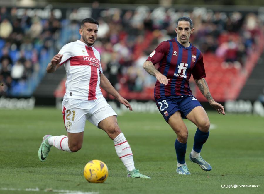 Elady pelea un balón con el ex azulgrana Marc Mateu