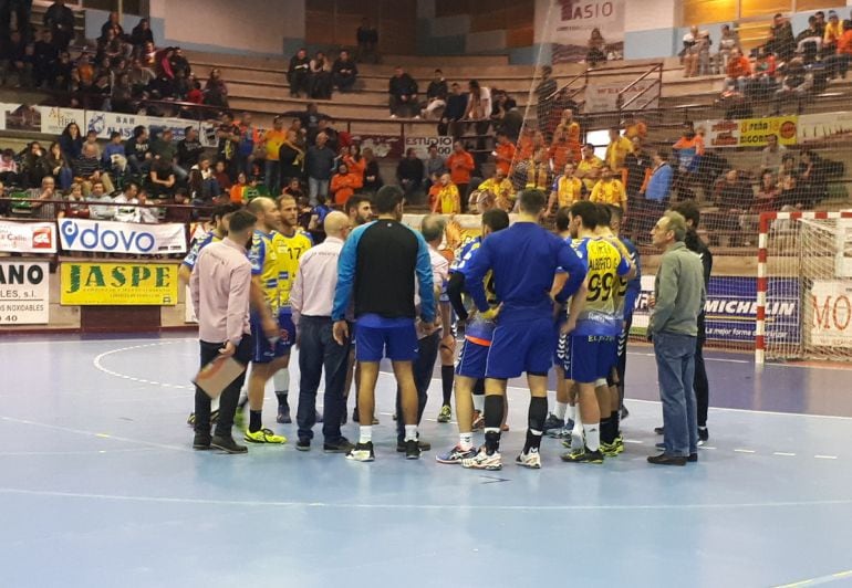 La plantilla del Villa de Aranda durante uno de los tiempos muertos del encuentro.