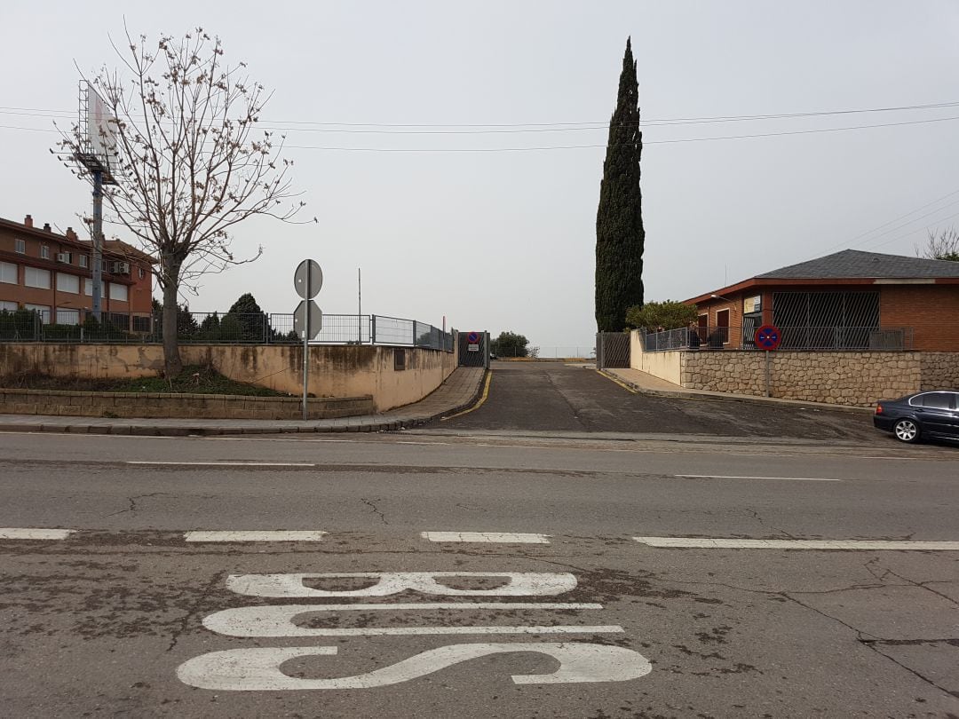 Entrada al centro examinador de Tráfico en Guadalaajra