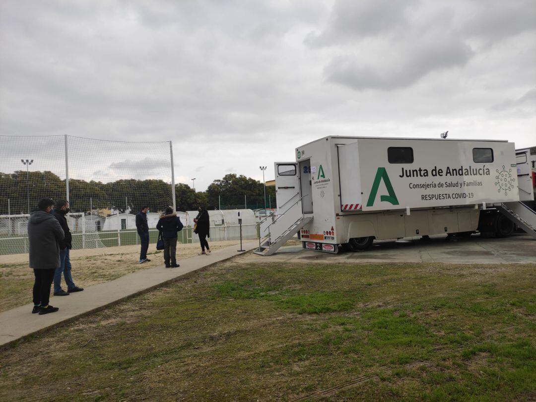 Exterior del pabellón Vega Veguita en el que se están realizando los test