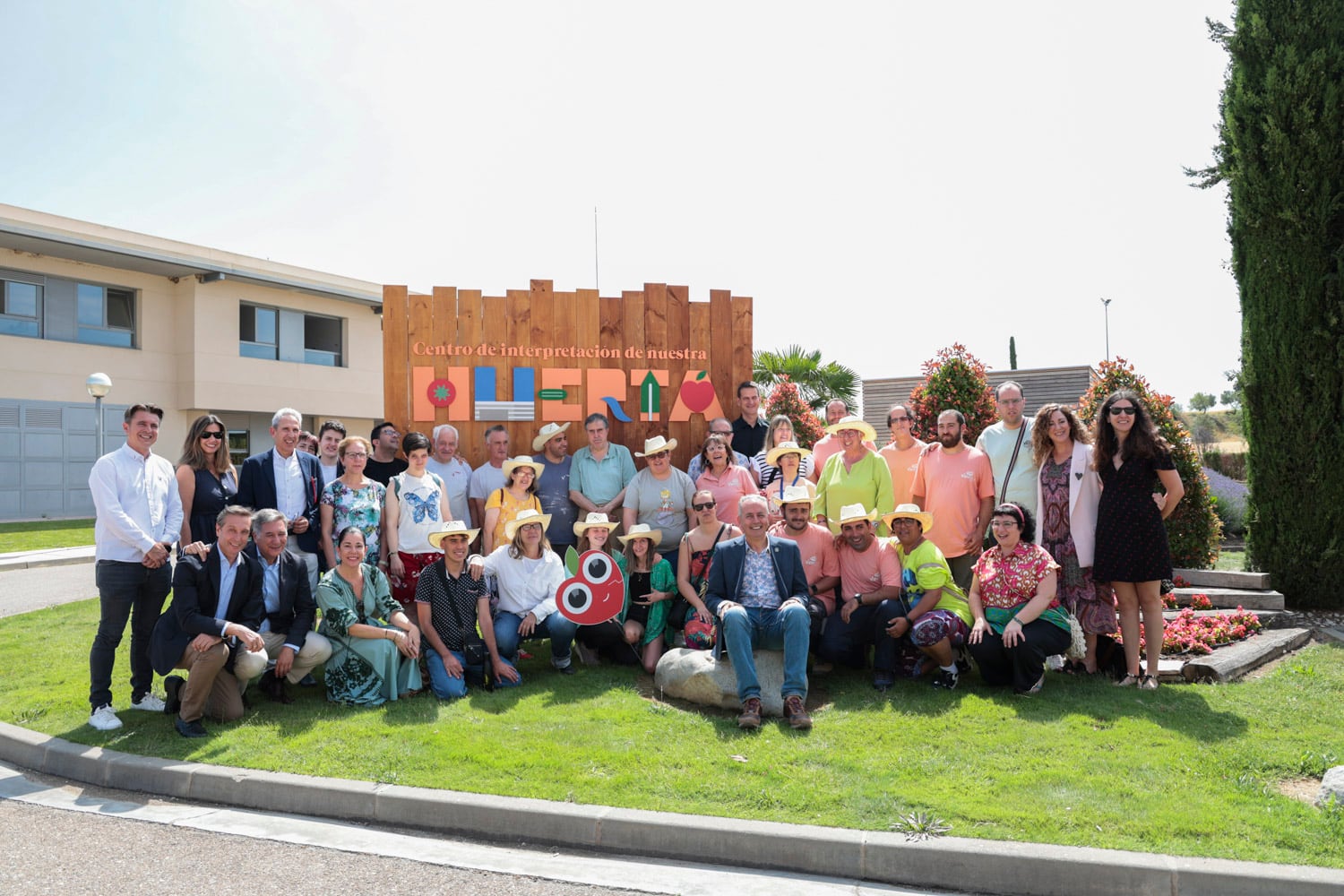 Responsables de Valentia, trabajadores, autoridades e invitados en la inauguración del Centro de Interpretación de la Huerta