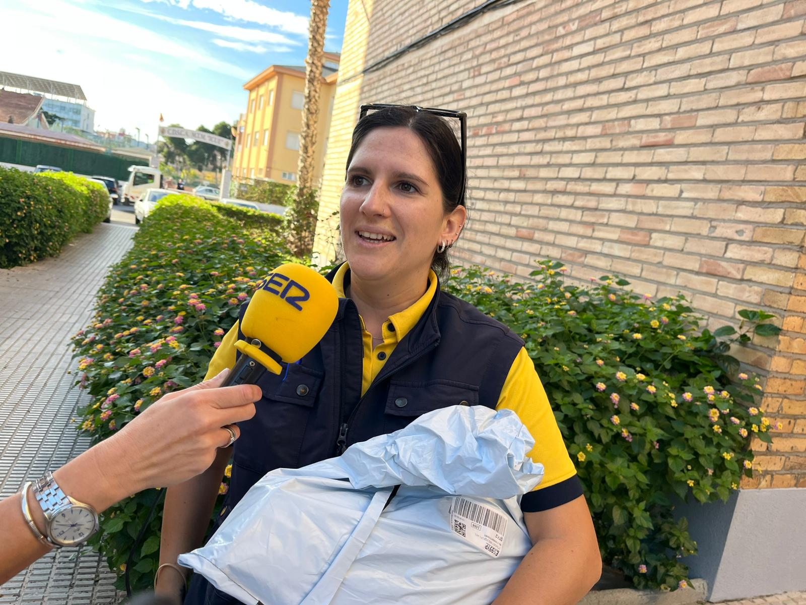 “Cada carta es una historia”: Ana María, cartera cartagenera de 34 años que ama su oficio