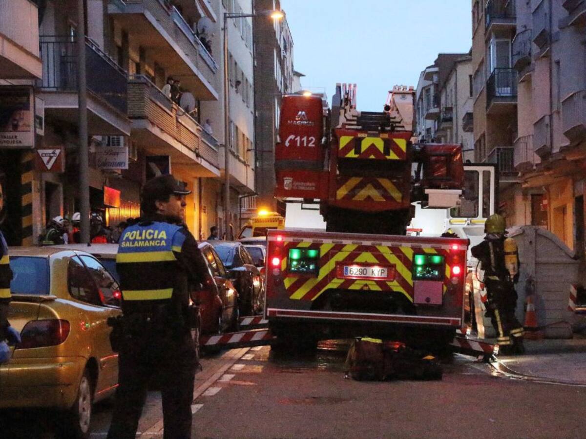 Veintiséis atendidos por inhalar humo en incendio en vivienda de Salamanca