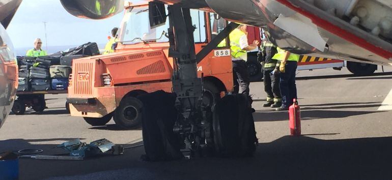 Avión con rueda reventada