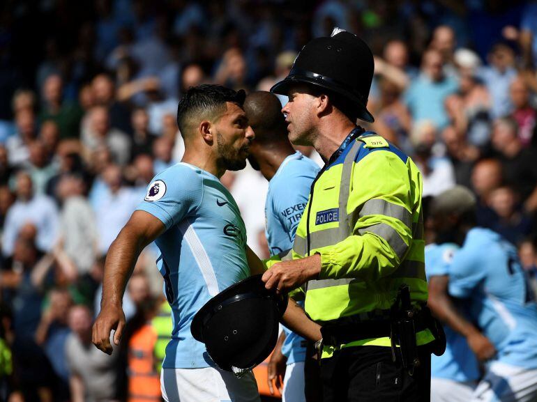 Momento en el que Agüero encara a uno de los miembros de seguridad. 