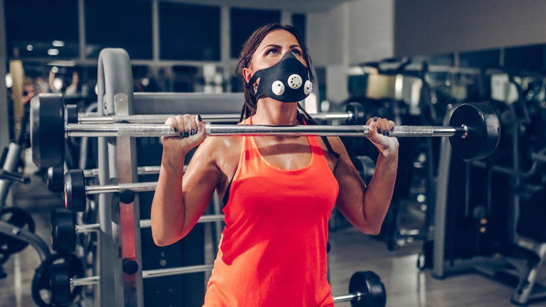 Una usuaria hace deporte en un gimnasio en fase 3 de desescalada