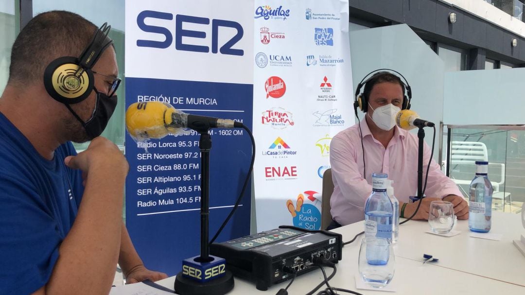 Gaspar Miras, alcalde de Mazarrón, junto a Joaquín Guillén, en el set de &#039;La radio al sol&#039; instalado en el hotel Dos Playas 