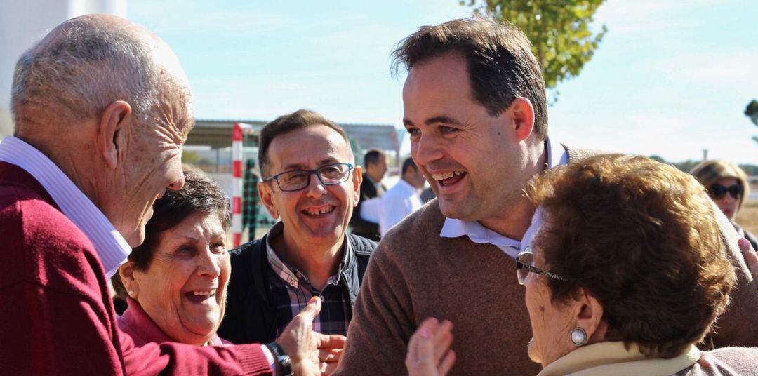 Paco Núñez saluda a simpatizantes en El Provencio (Cuenca).