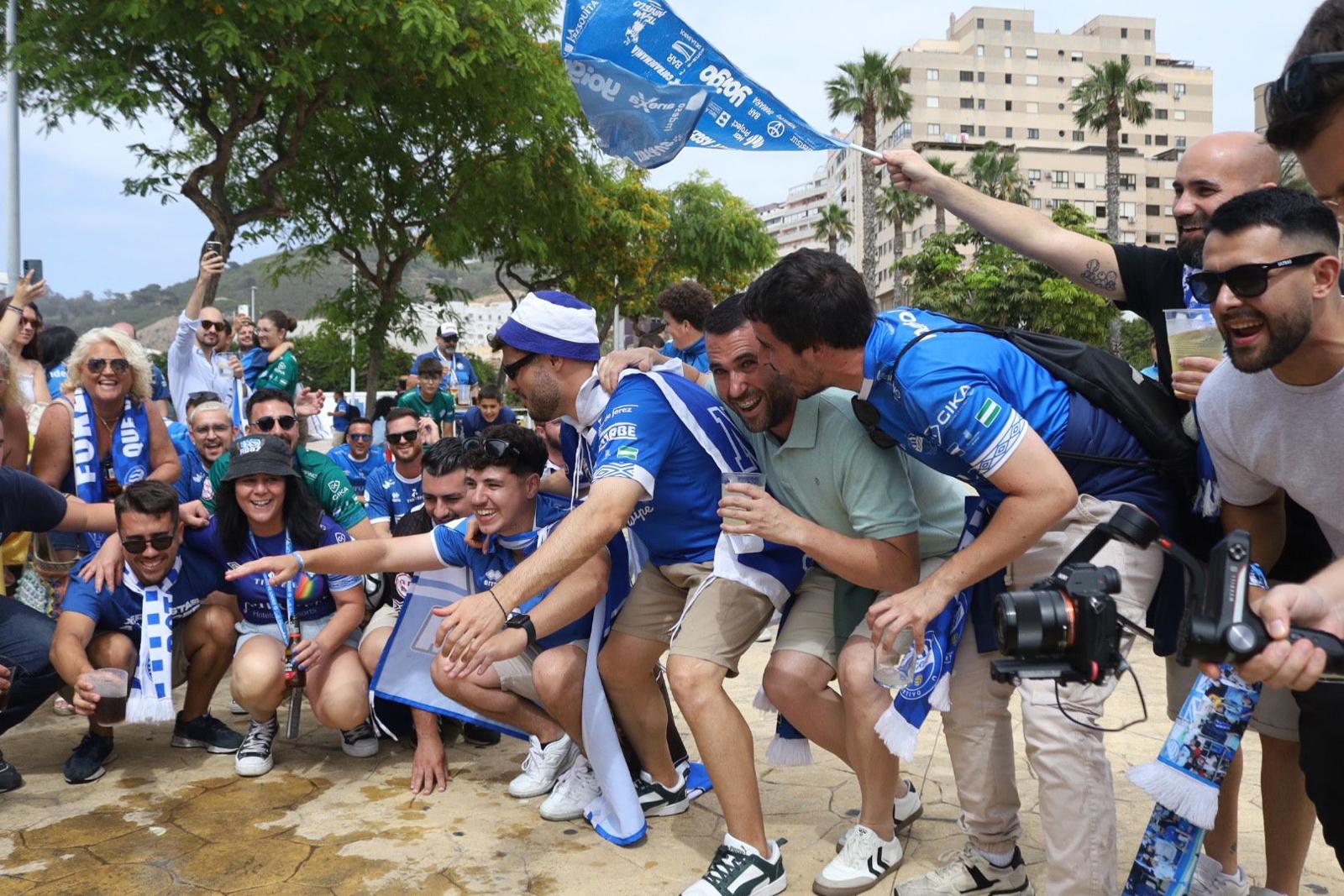 Un grupo de aficionados del Xerez DFC celebra un triunfo del equipo