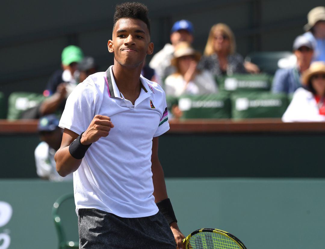 Félix Auger-Aliassime celebra su triunfo ante Tsitsipas.