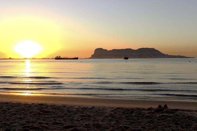 Un amanecer desde las playas de Algeciras.