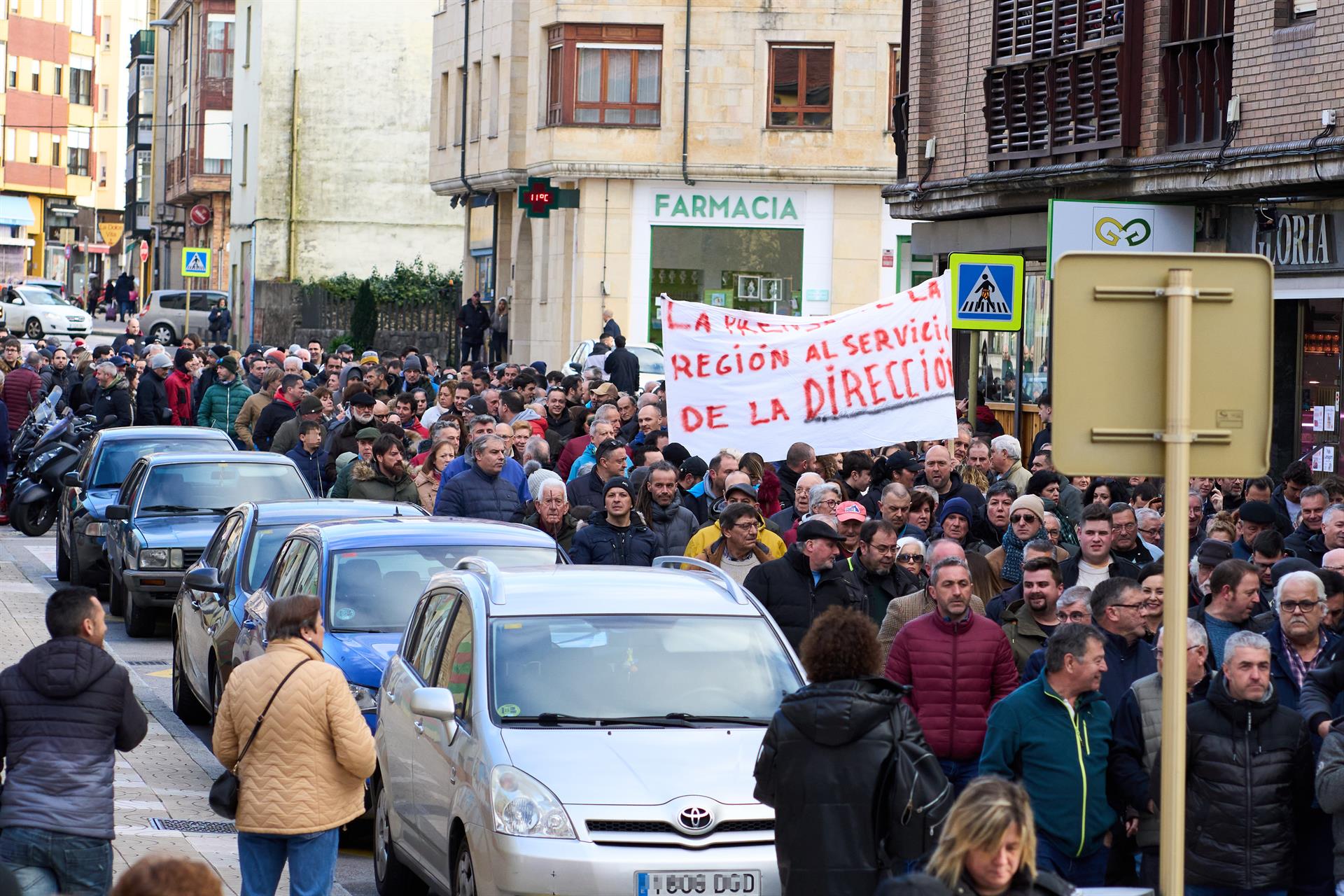 Manifestación en apoyo a los trabajadores de ASPLA en Torrelavega.