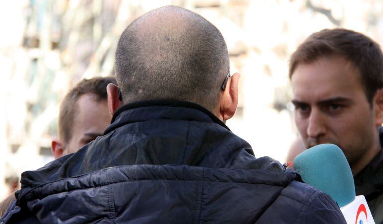 Imatge de Manuel, el pare que va denunciar abusos d&#039;un professor dels Maristes de Les Corts al seu fill menor, atén els periodistes d&#039;esquena el 