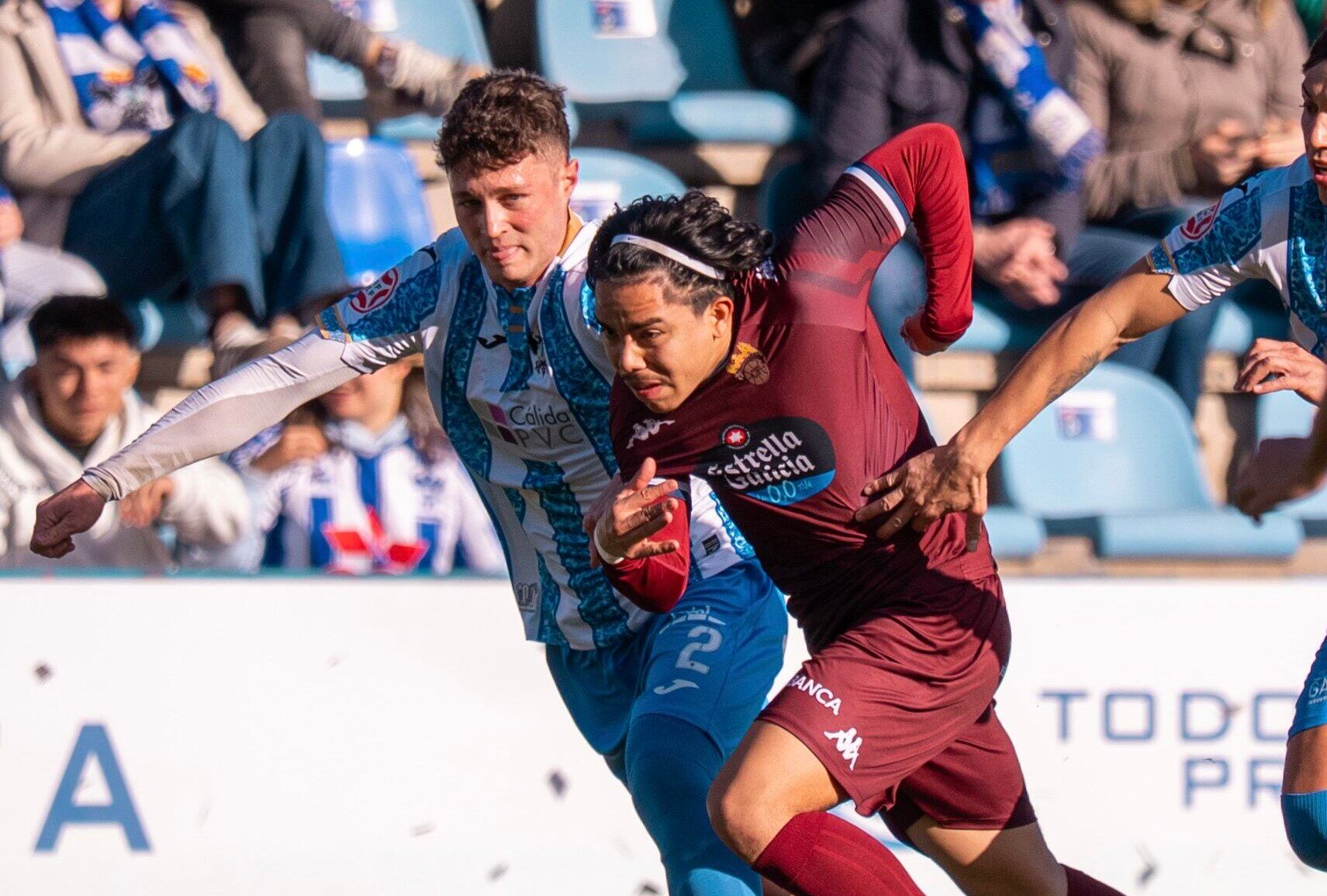David Cuenca, jugador del CF Talavera, persigue a Luisao del Pontevedra