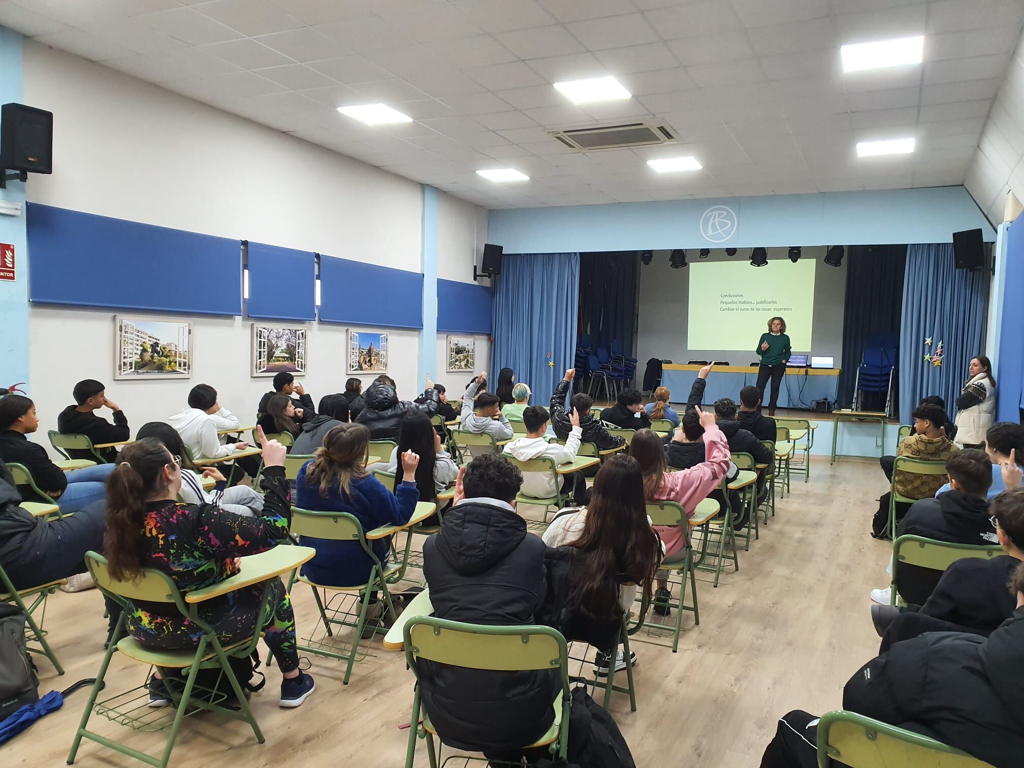 La periodista Mercedes Prieto impartiendo una de las sesiones de alfabetización mediática