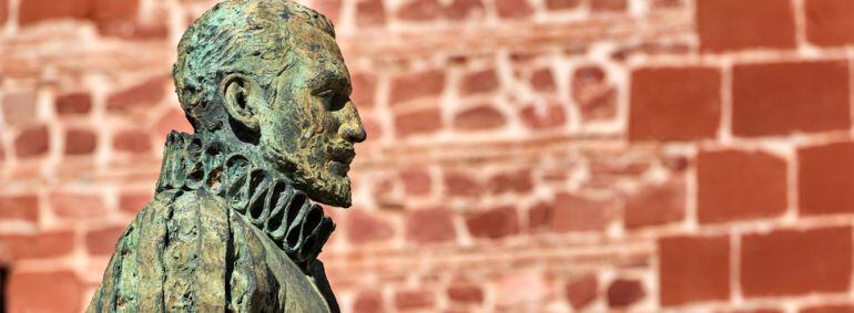 Escultura de Miguel de Cervantes en Alcázar de San Juan (Ciudad Real)