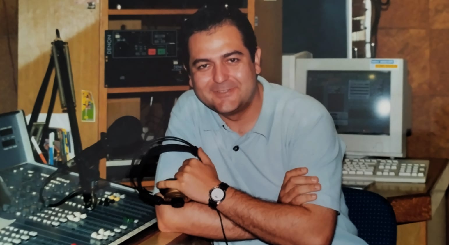 Un joven Miguel Ángel Fernández en la pecera de uno de los estudios de Radio Benidorm