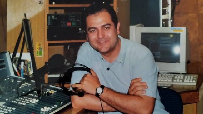 Un joven Miguel Ángel Fernández en la pecera de uno de los estudios de Radio Benidorm