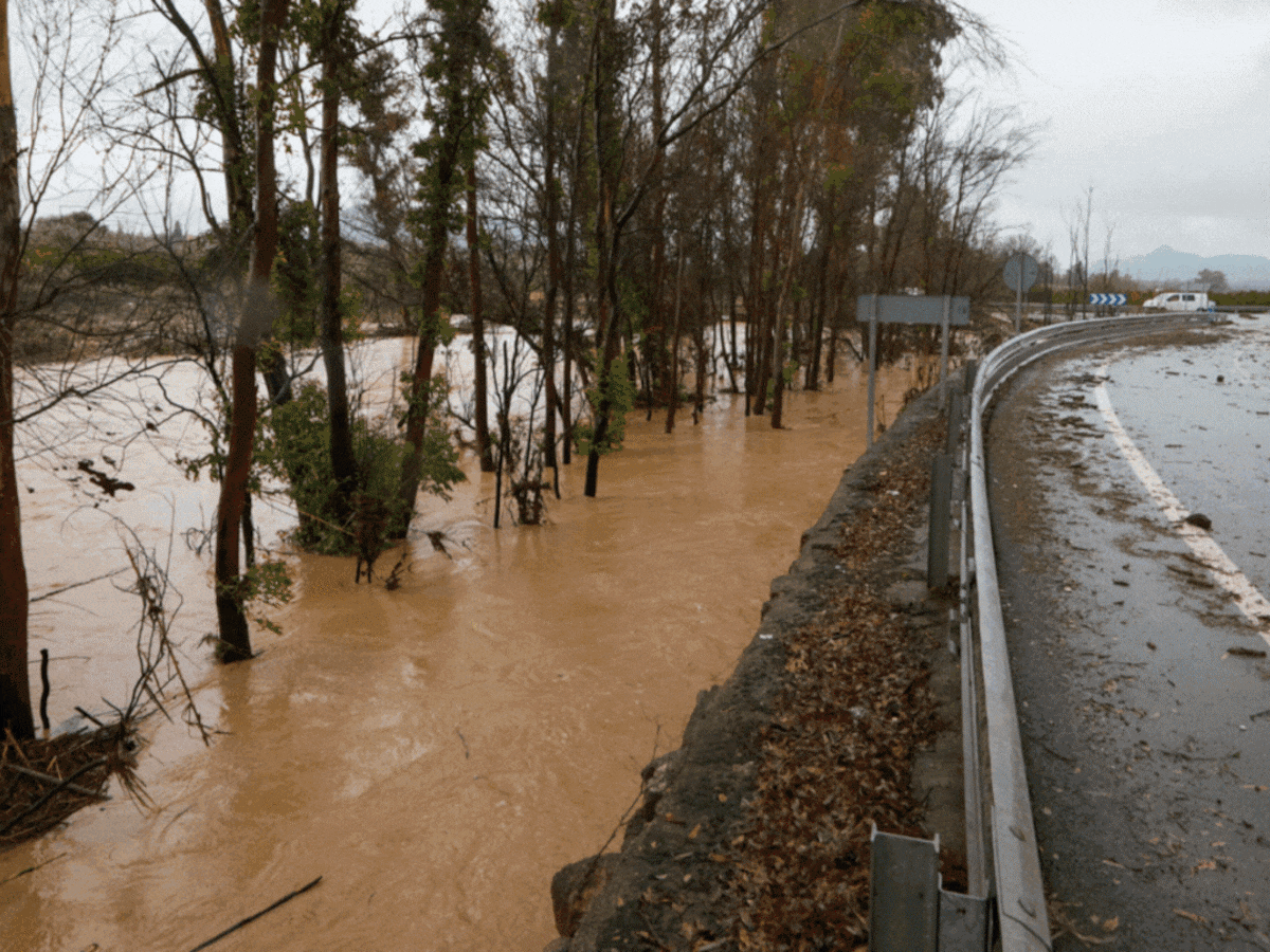 La DANA genera caos y tragedia: Mazón confirma fallecidos y la crecida de ríos y barrancos anega e incomunica la provincia de Valencia