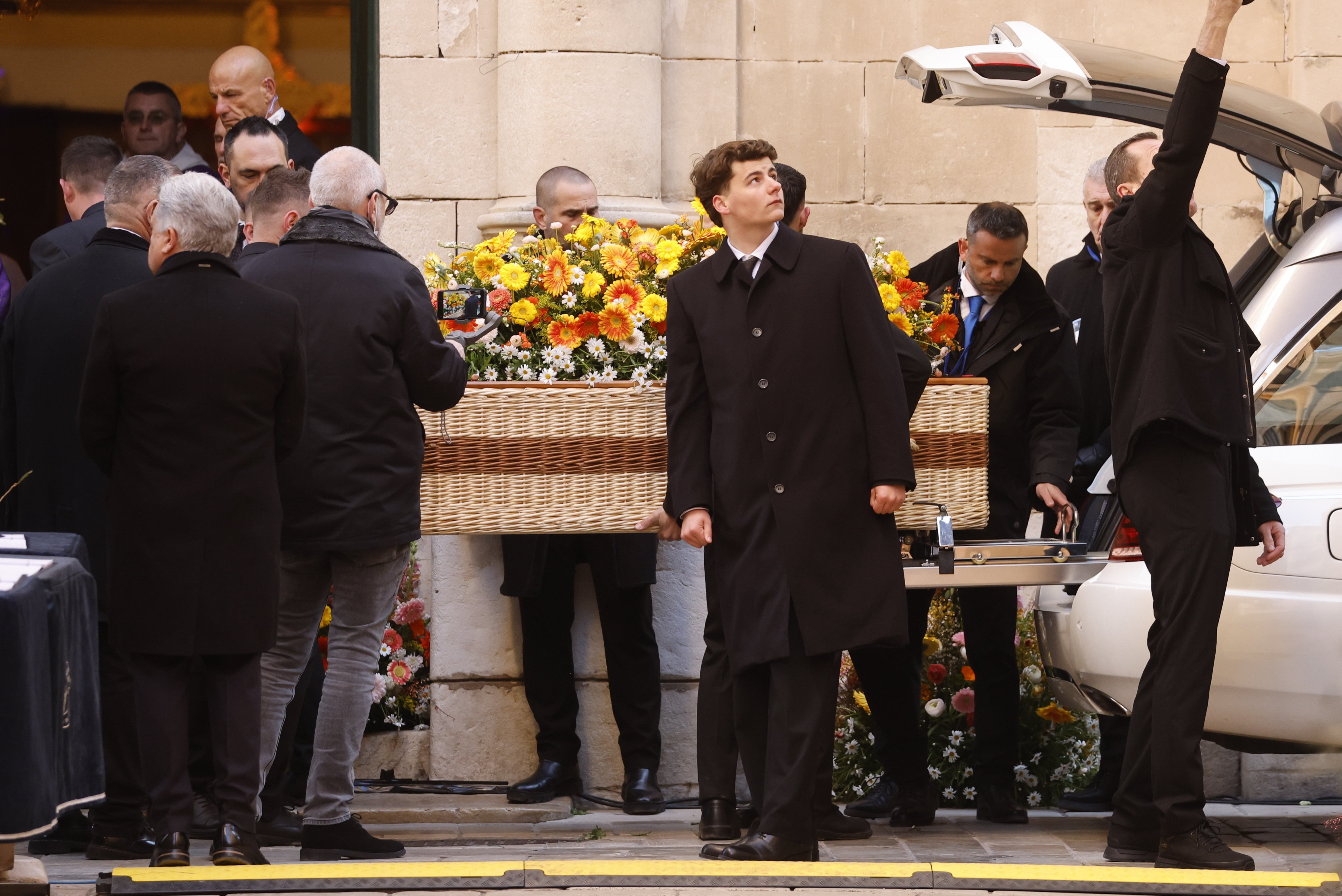 El féretro de ratán de Brigitte Bardot a su entrada en la iglesia de Saint-Tropez donde se ha oficiado el funeral