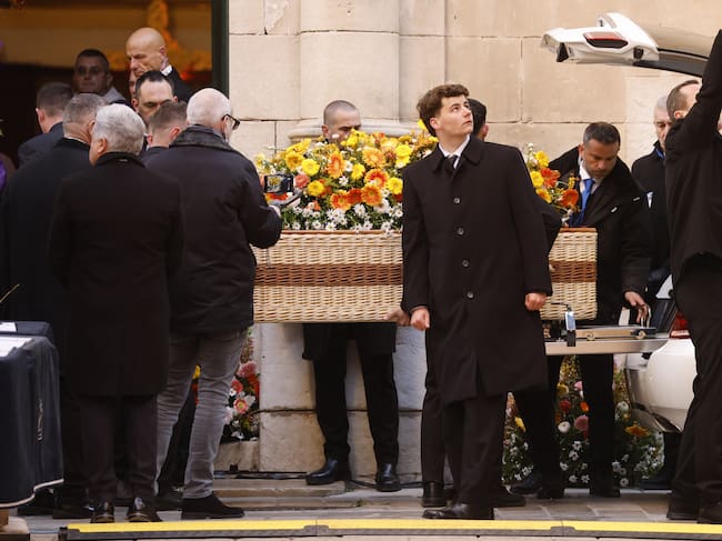El féretro de ratán de Brigitte Bardot a su entrada en la iglesia de Saint-Tropez donde se ha oficiado el funeral