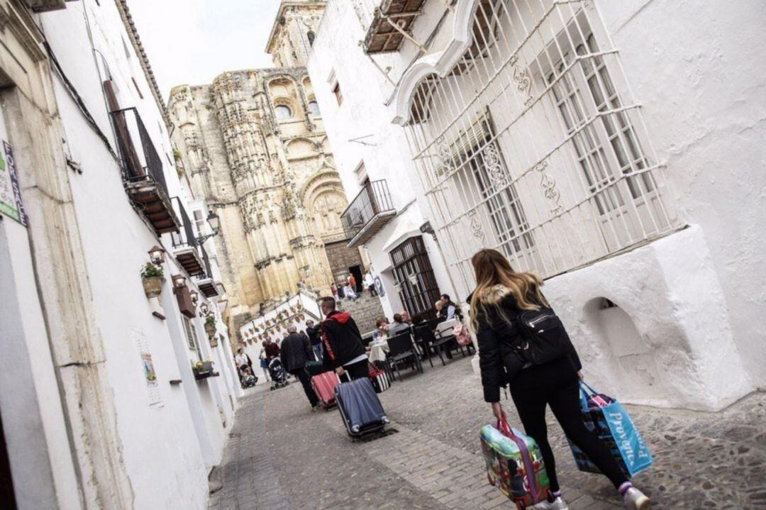 Turistas visitan Arcos de la Frontera