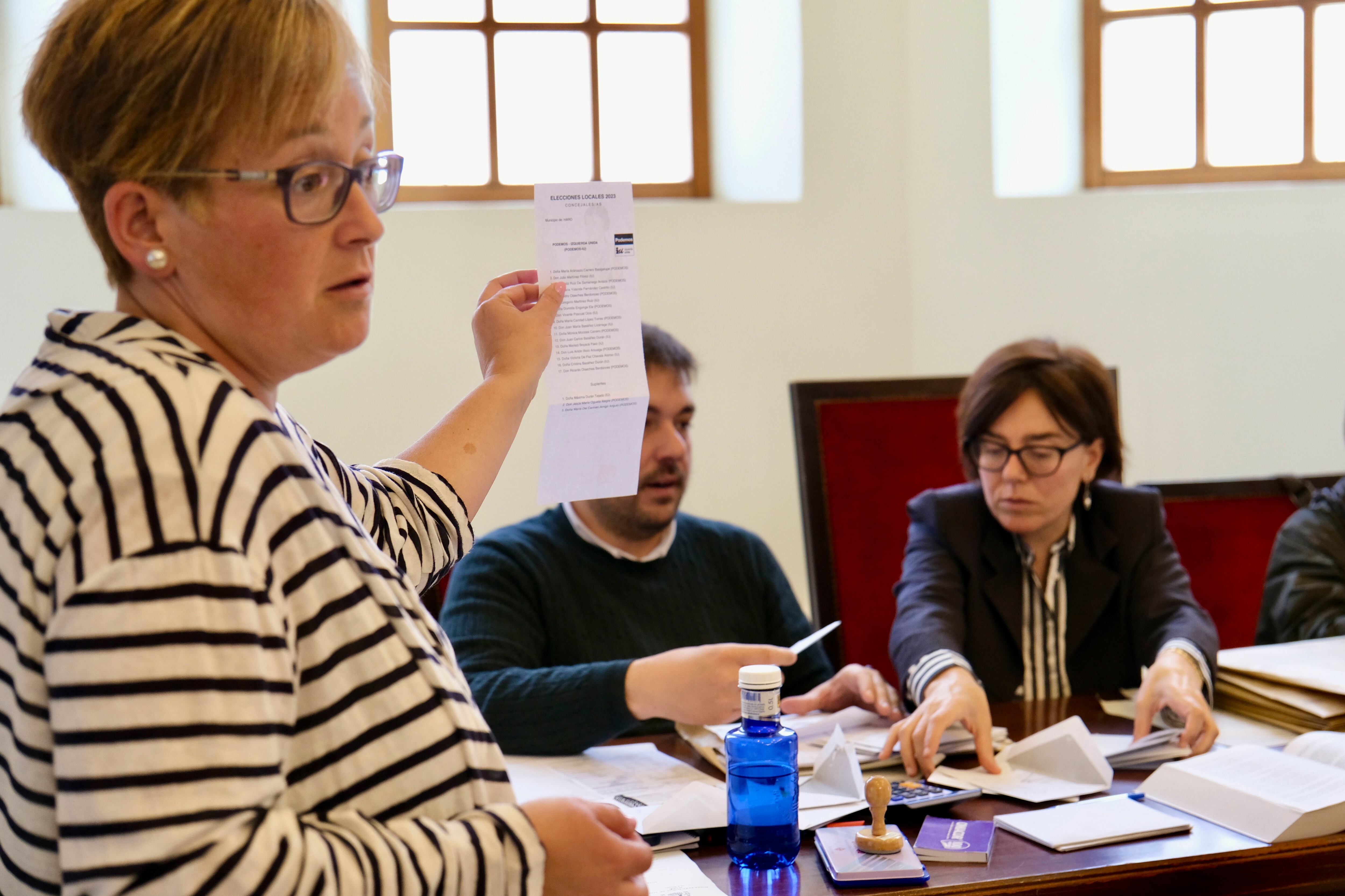 GRAF1828. HARO (LA RIOJA), 02/06/2023.- Un miembro de la Junta Electoral de Zona de Haro (La Rioja) muestra la papeleta de Podemos en Haro donde se ve al trasluz la cara del candidato Julio Martínez Florez, durante la comprobación de lass actas del recuento de las votaciones municipales del pasado domingo, 28 de mayo, en las que se registró en el pueblo de San Asensio un empate a 371 votos por PSOE y PP. EFE/Fernando Díaz