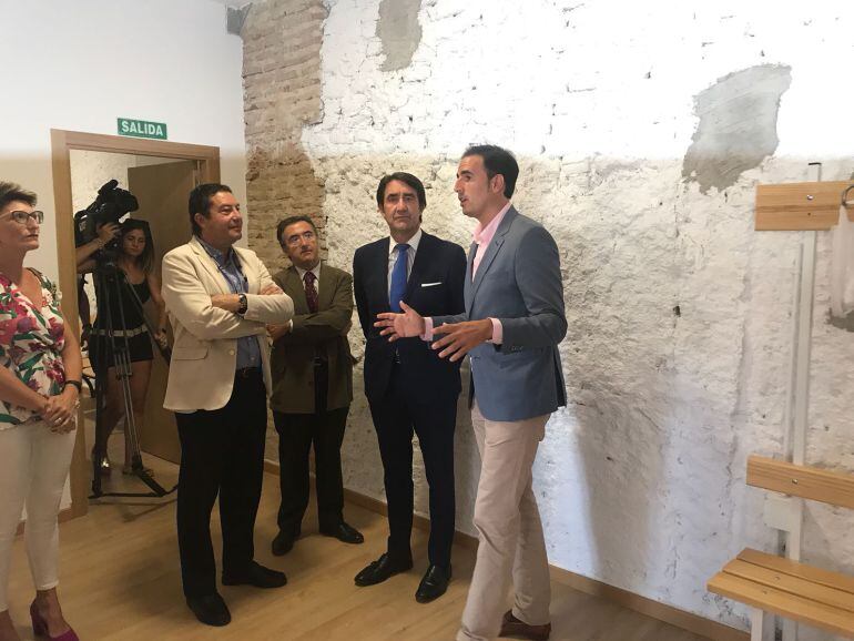 El consejero de fomento, Suárez-Quiñones, visitó las obras del Hospital de San Miguel en Nava del Rey