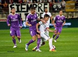 Toni y Kroos pugnan por un balón